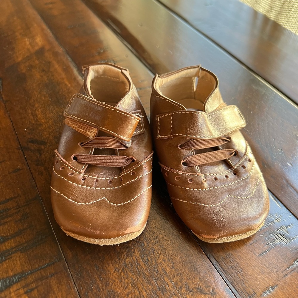 Soft soled brown Livie & Luca baby shoes in GUC